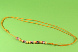 Kunsthandwerk_Schmuck_Lederband-mit-Perlen_fertig2__Frank_IMG_0875x